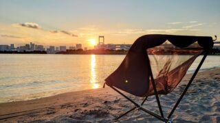 【東京チェアリングスポット】砂浜からレインボーブリッジに沈む夕日を眺められる！「お台場海浜公園」