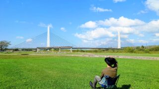 【北海道チェアリングスポット】青空を駆ける十勝大橋を見晴らす「十勝川公園」【帯広】